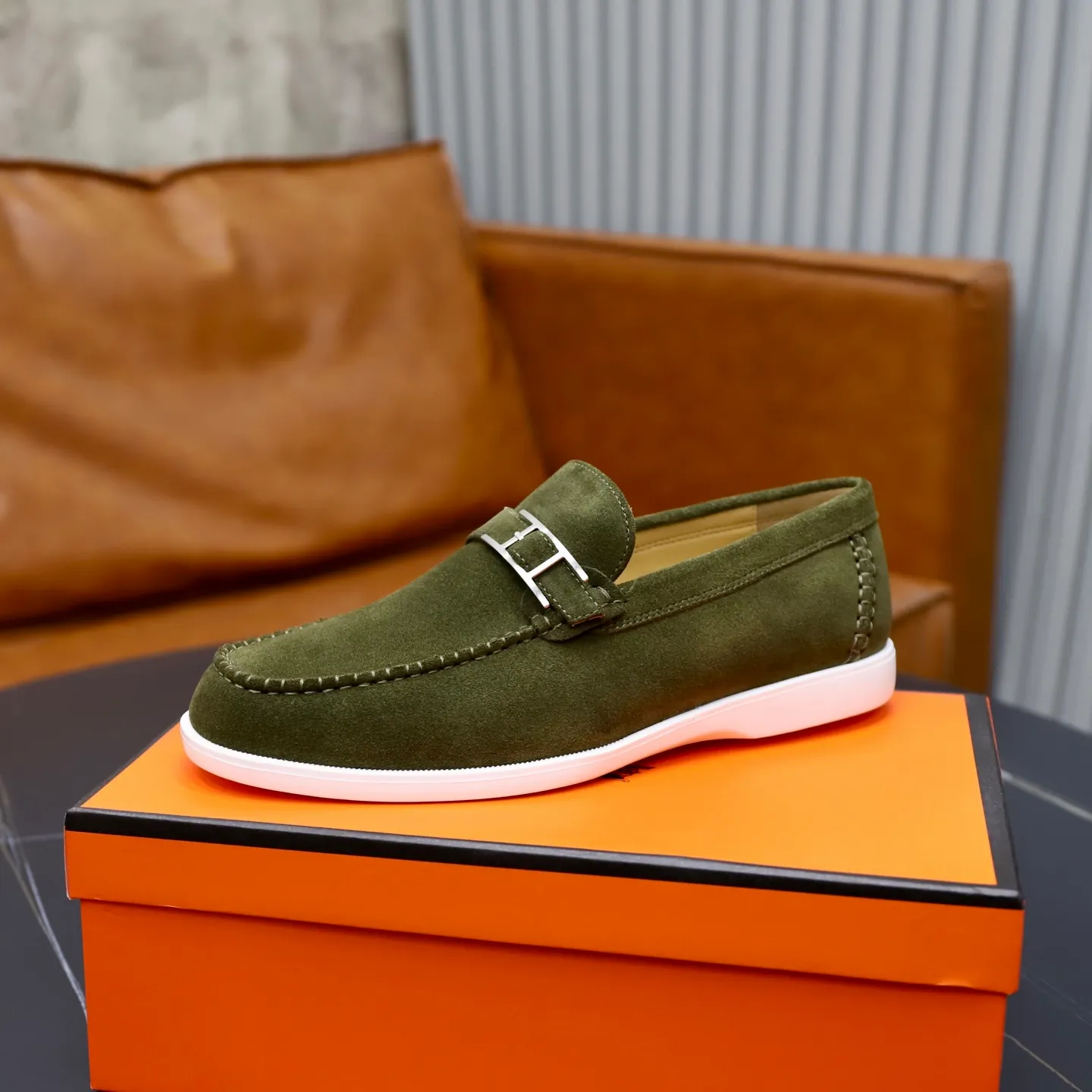 Ex-factory price: 540💰Hermès/Hermès slip-on men's shoes. This shoe is made of imported cow suede leather, with simple and smooth lines, and a 3CM rubber foam ultra-light sole combined with aerodynamic design! Youthful and fashionable, H button decoration, contrasting leather embellishment on the heel, calf lining to gently wrap your feet, with embossed logo cowhide feet, leather rock strips, casual and urban style, highlighting youthful vitality, sports and leisure version, super versatile Size number: 38-39-40-41-42-43-44 Standard leather shoe size (45 can be customized but does not support returns)